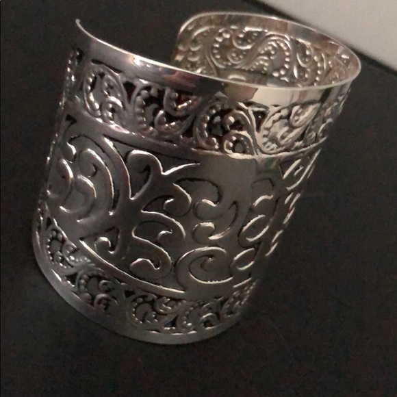 SILVER METAL CUFF BRACELET W/GORGEOUS DESIGN - Picture 12 of 13